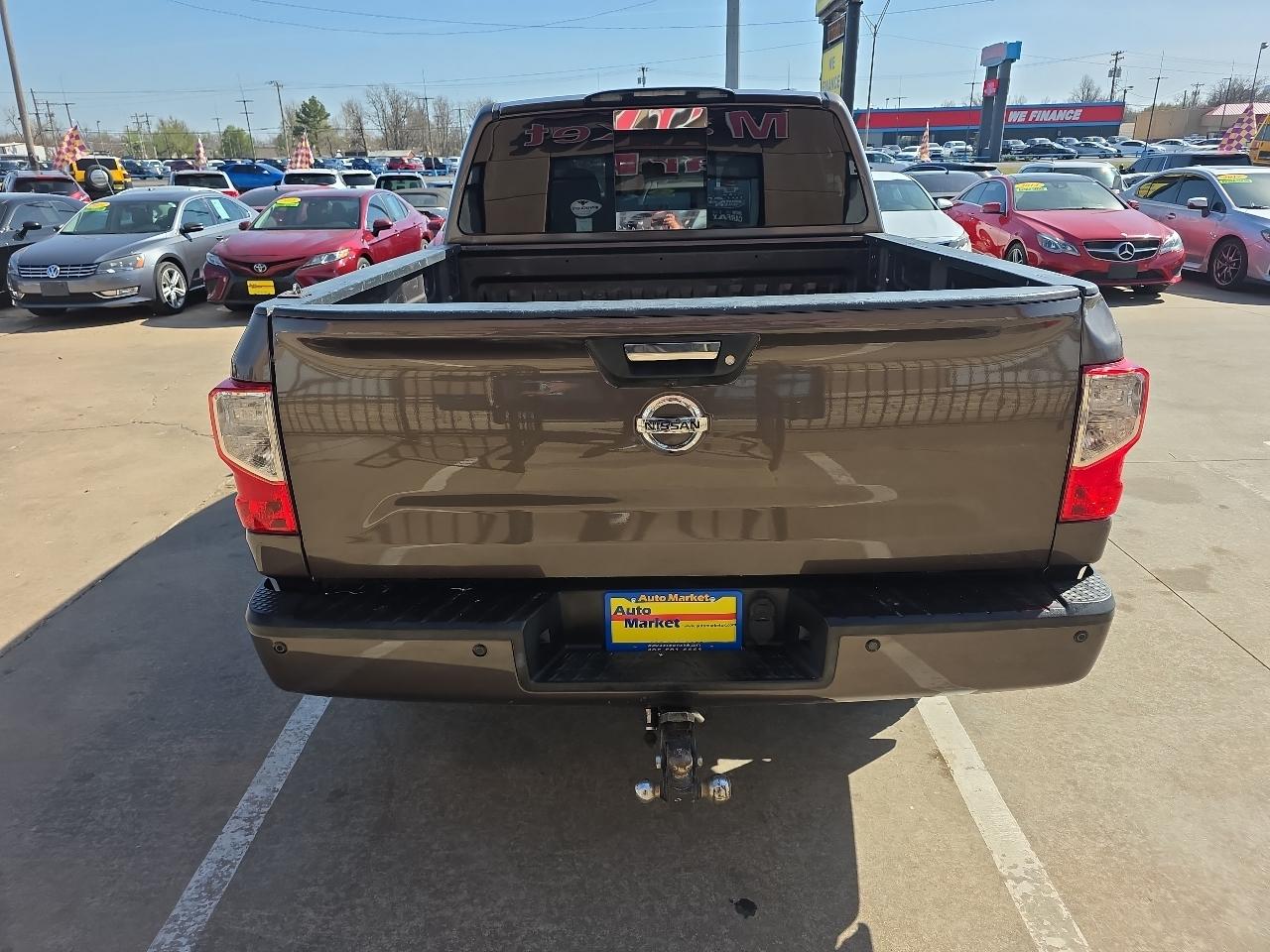 Nissan Titan 4x2 Crew Cab SV 2017
