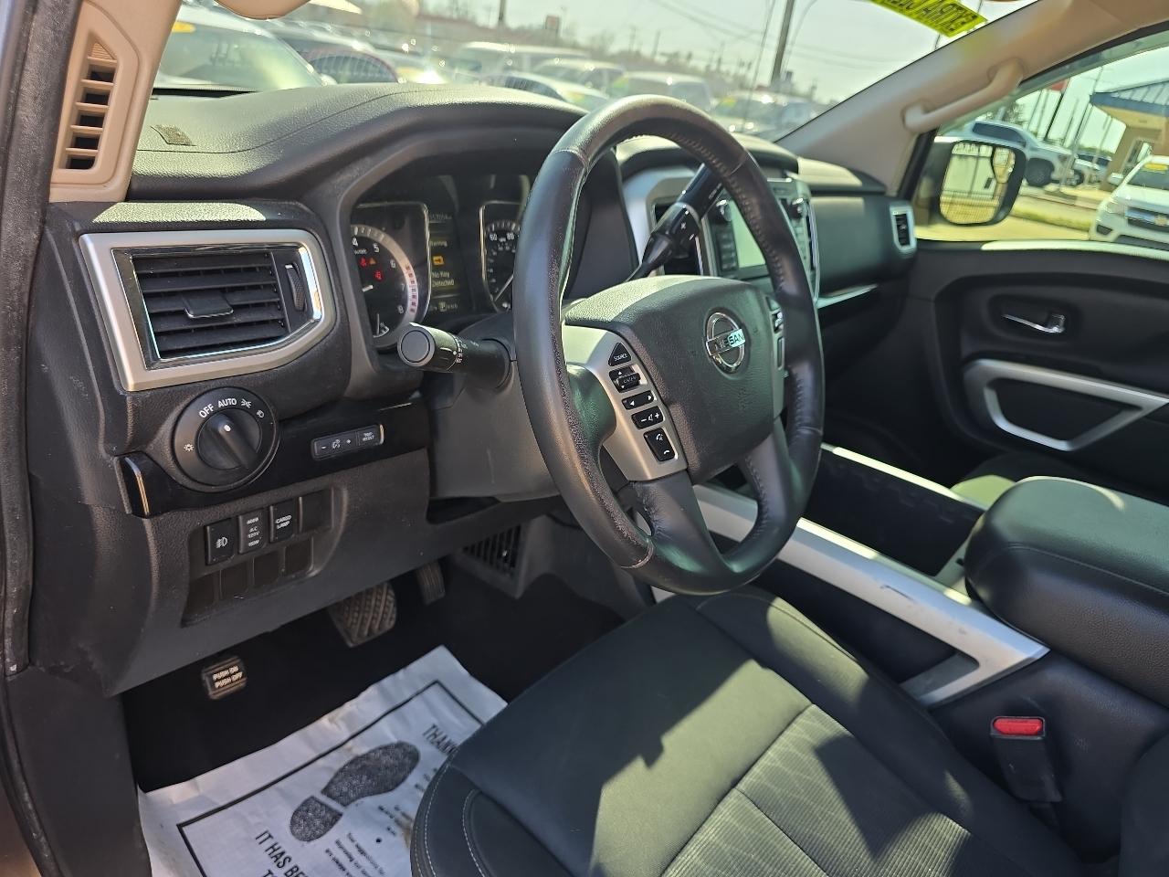 Nissan Titan 4x2 Crew Cab SV 2017