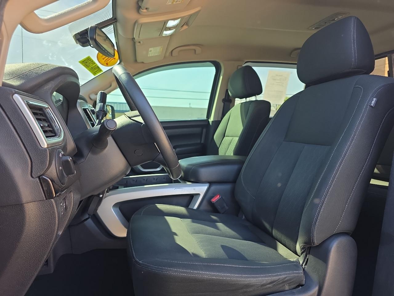 Nissan Titan 4x2 Crew Cab SV 2017