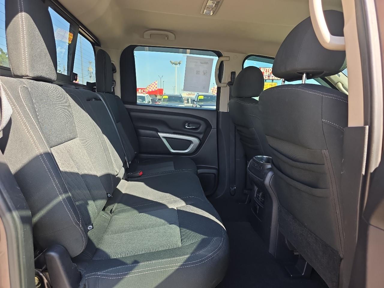 Nissan Titan 4x2 Crew Cab SV 2017