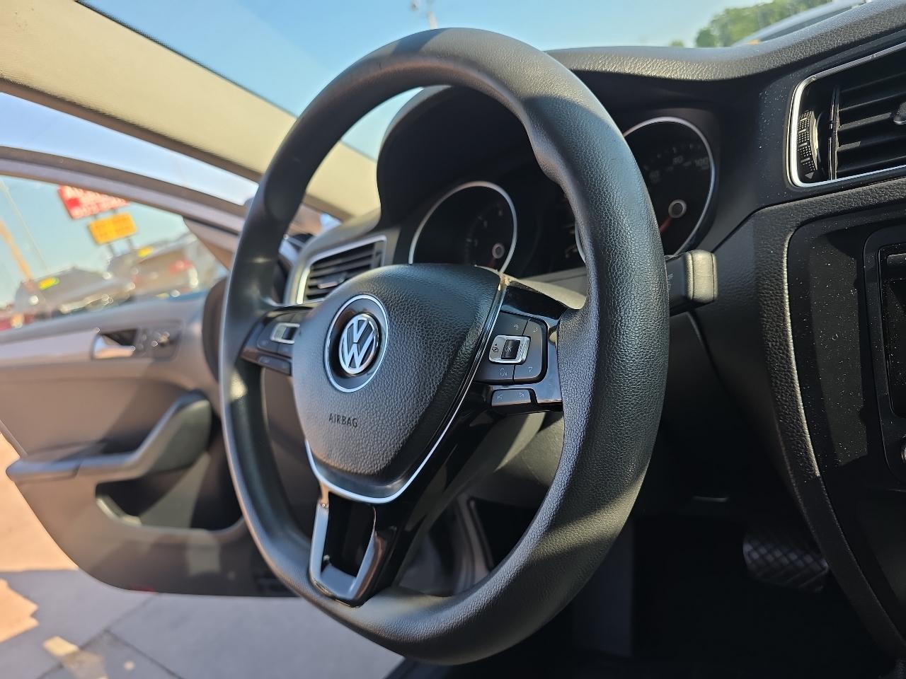 Volkswagen Jetta Sedan 4dr Auto 1.8T SE PZEV 2015