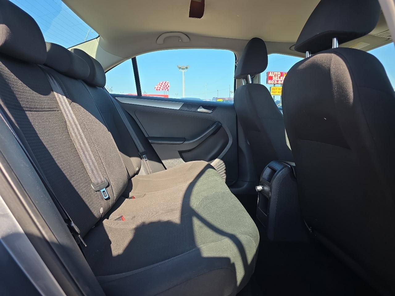 Volkswagen Jetta Sedan 4dr Auto 1.8T SE PZEV 2015