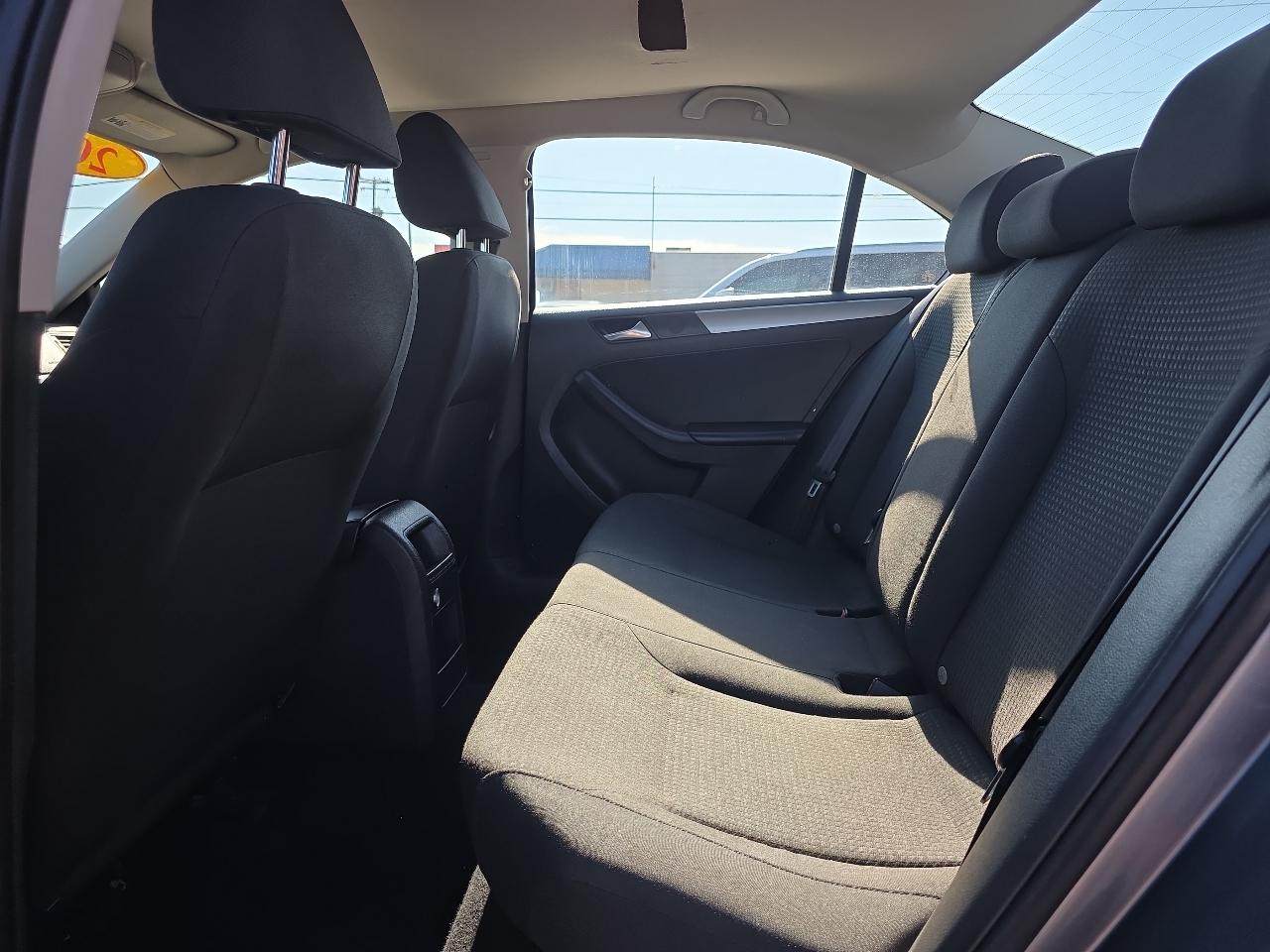 Volkswagen Jetta Sedan 4dr Auto 1.8T SE PZEV 2015