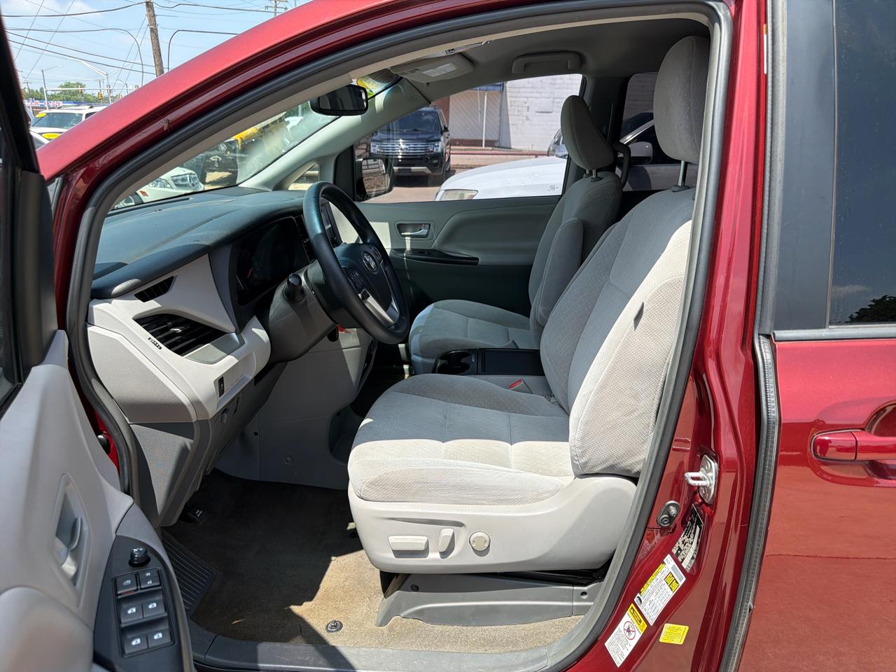 Toyota Sienna LE FWD 8-Passenger (Natl) 2017