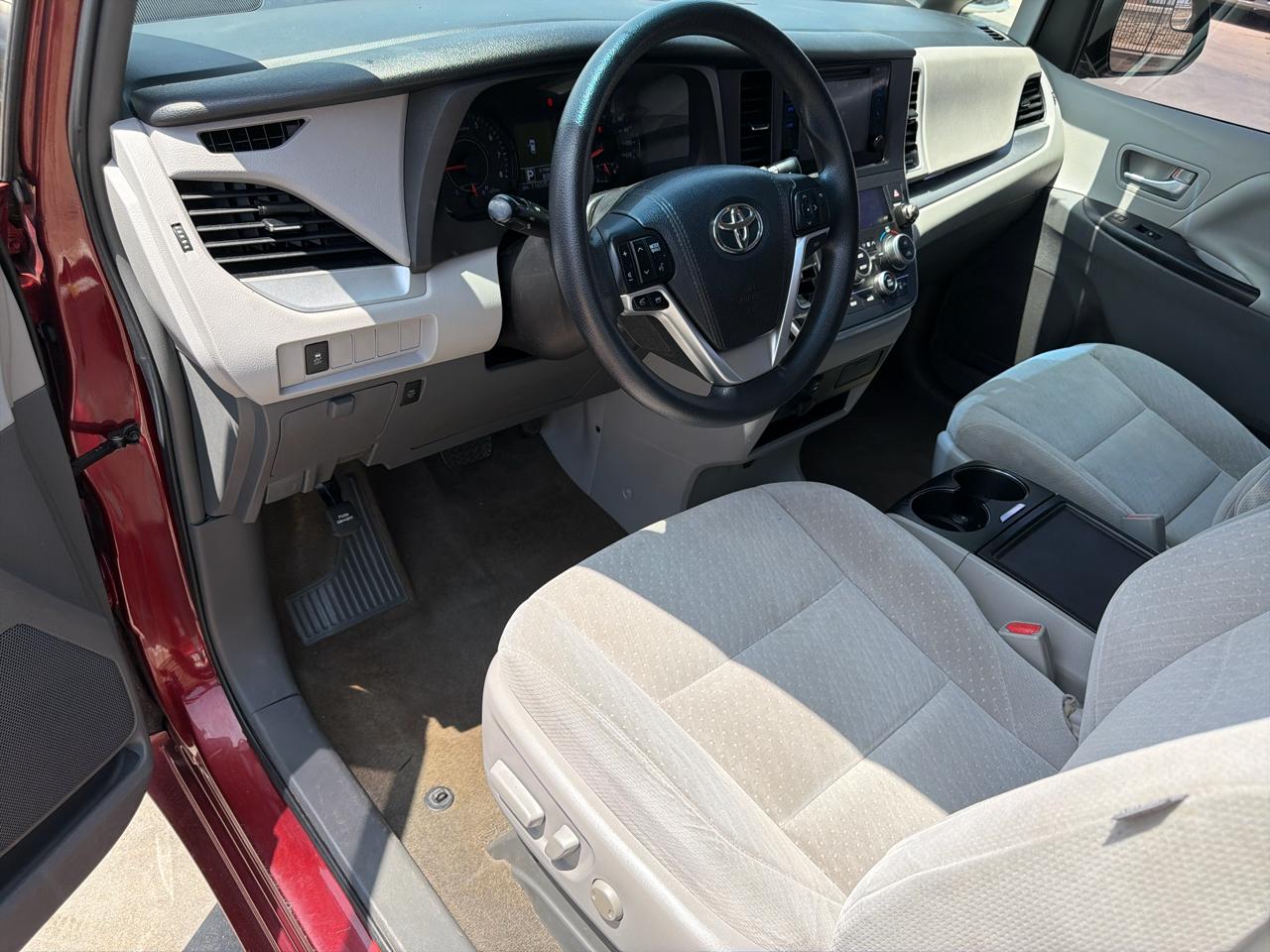 Toyota Sienna LE FWD 8-Passenger (Natl) 2017