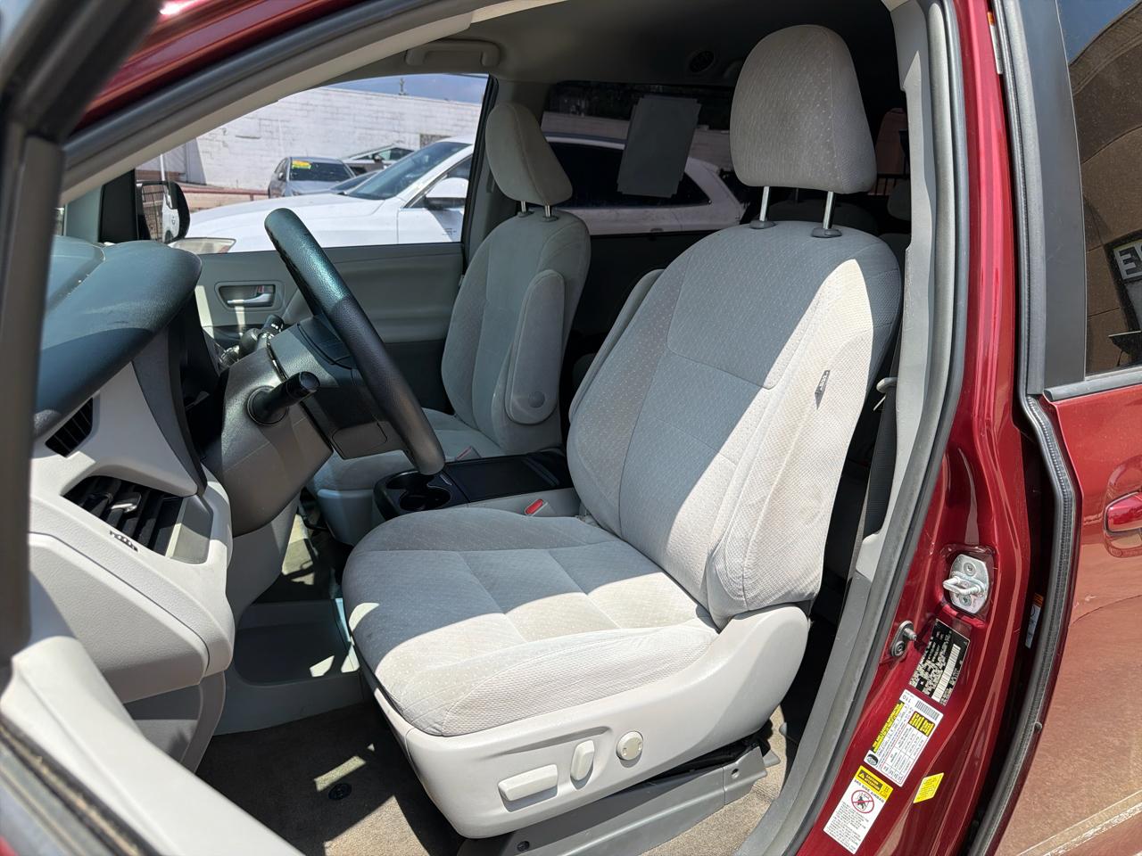 Toyota Sienna LE FWD 8-Passenger (Natl) 2017