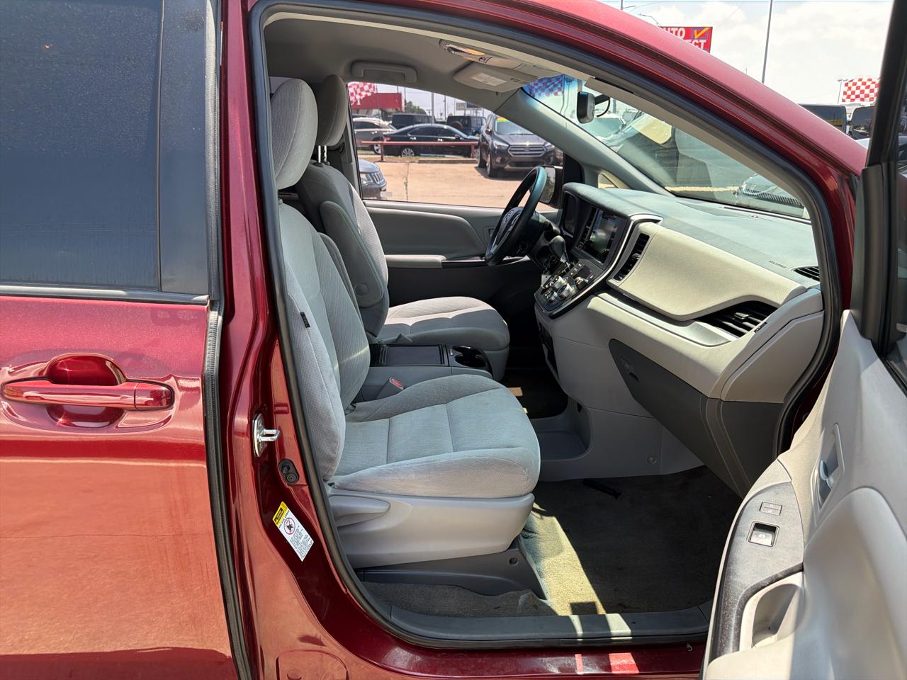 Toyota Sienna LE FWD 8-Passenger (Natl) 2017