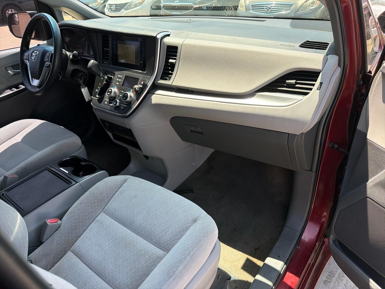 Toyota Sienna LE FWD 8-Passenger (Natl) 2017