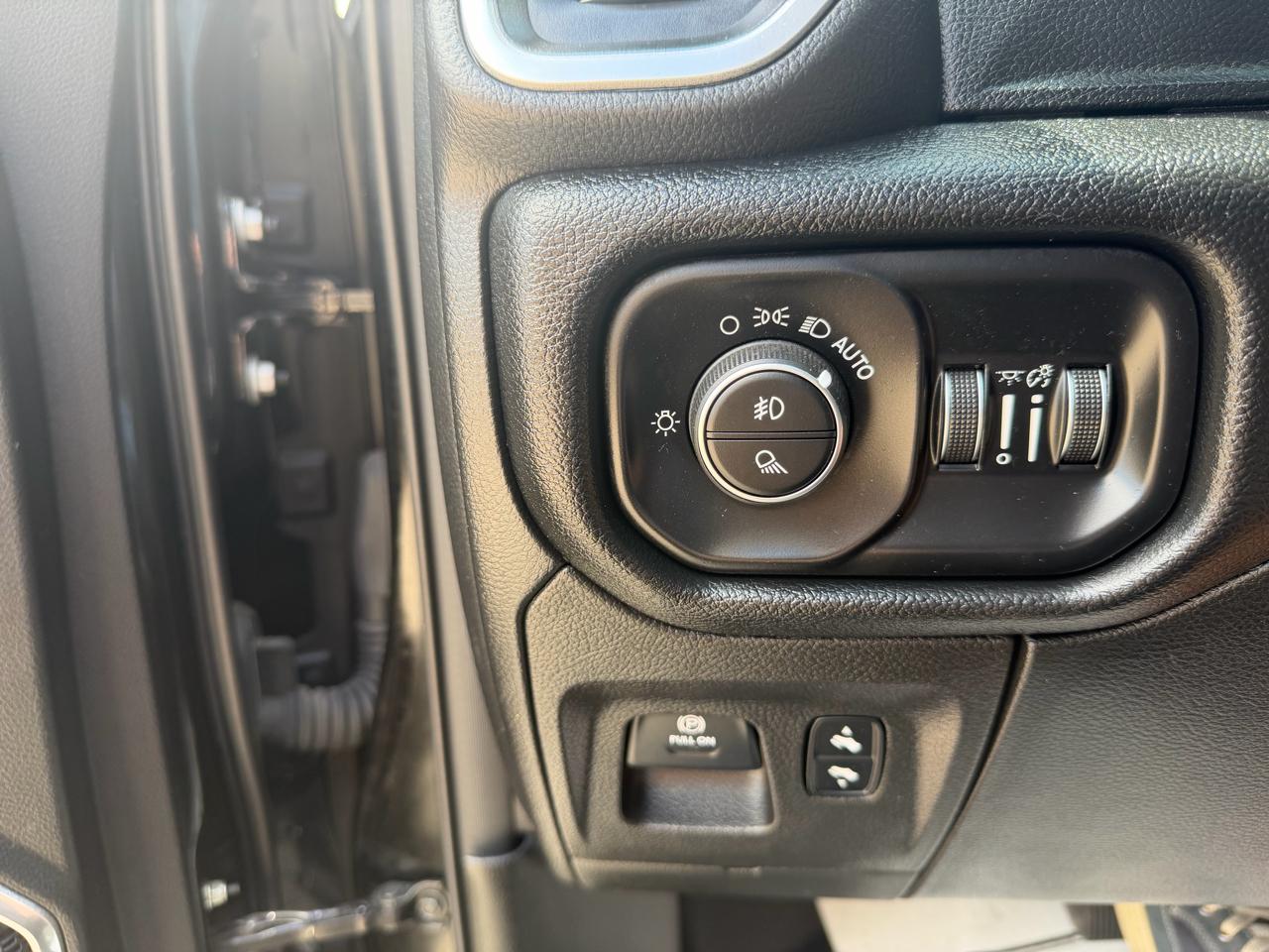 RAM 1500 Laramie 4x4 Quad Cab 6'4" Box 2020