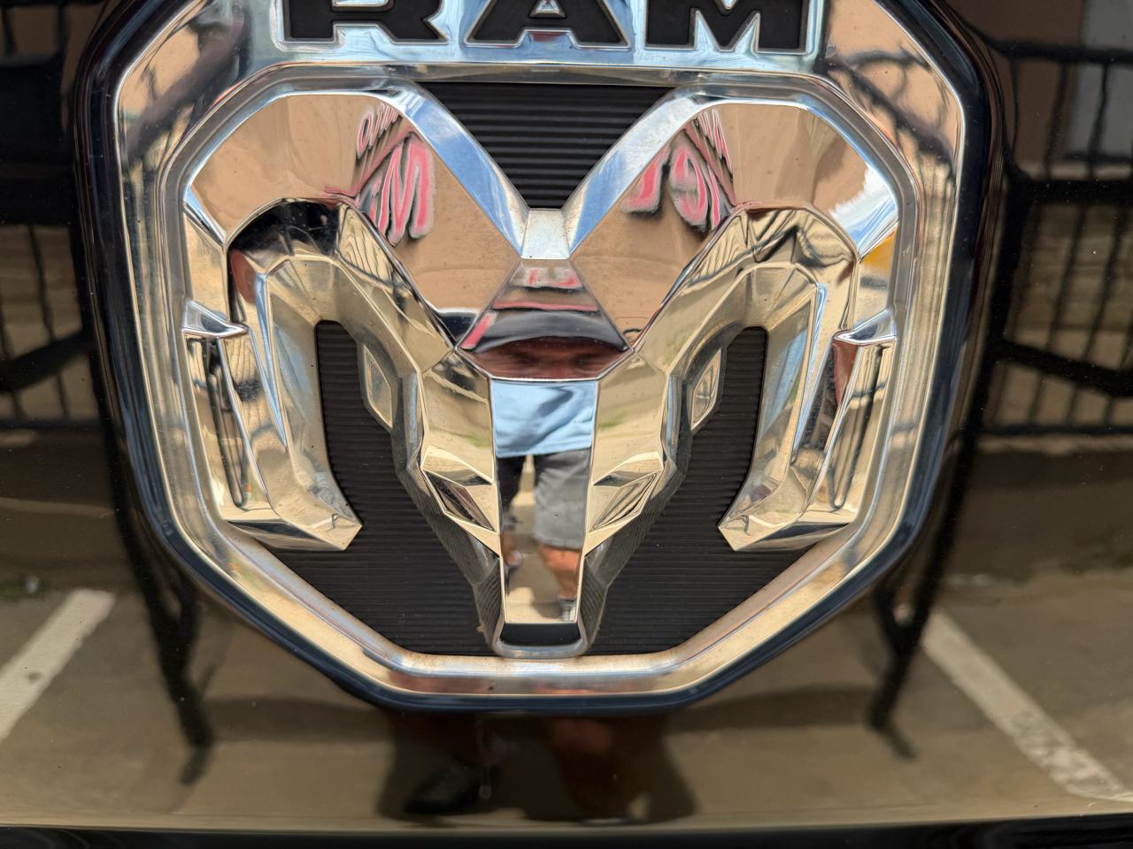 RAM 1500 Laramie 4x4 Quad Cab 6'4" Box 2020