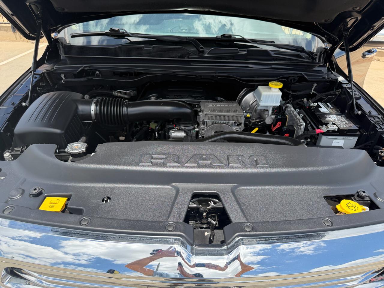 RAM 1500 Laramie 4x4 Quad Cab 6'4" Box 2020
