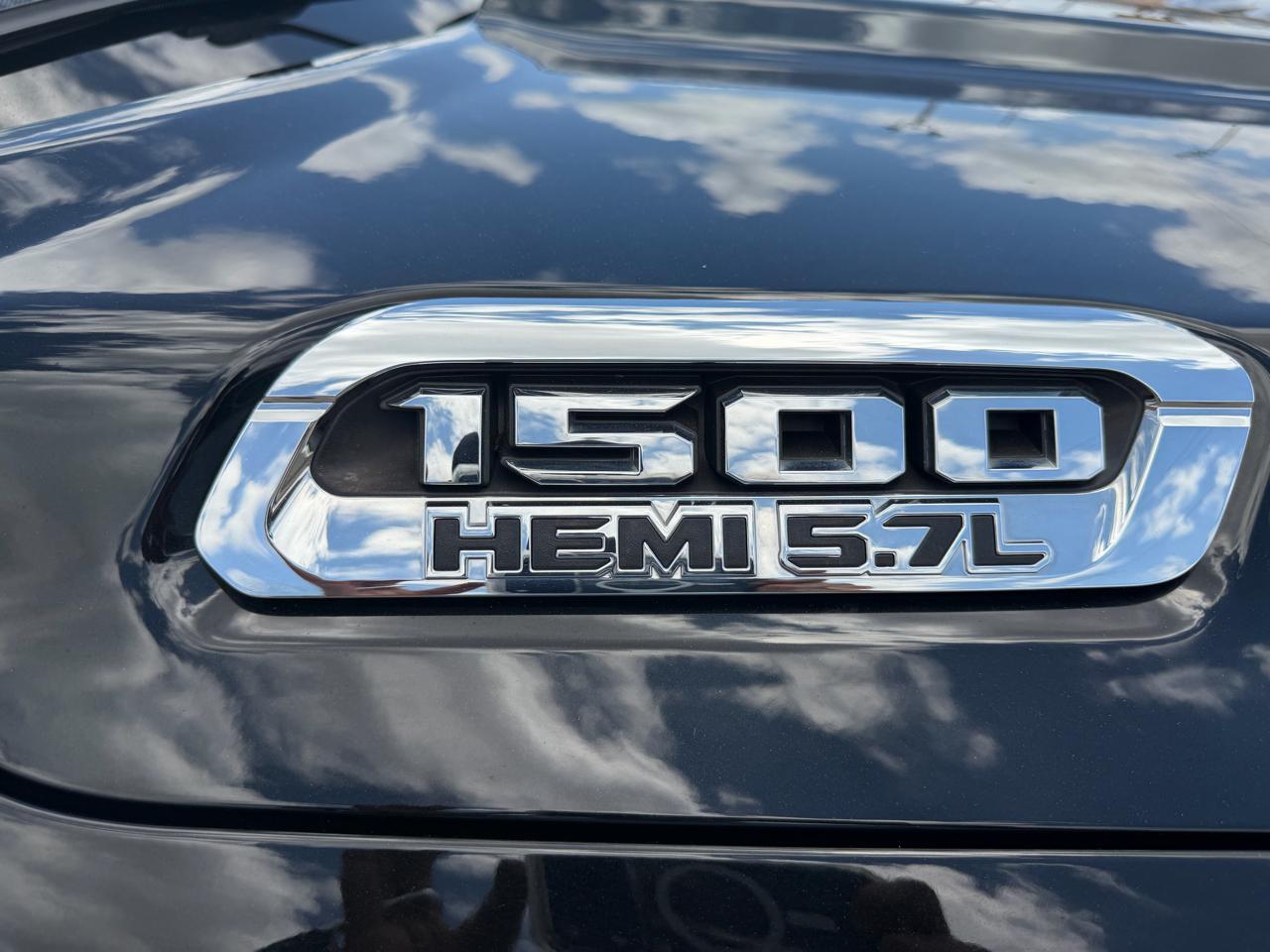 RAM 1500 Laramie 4x4 Quad Cab 6'4" Box 2020