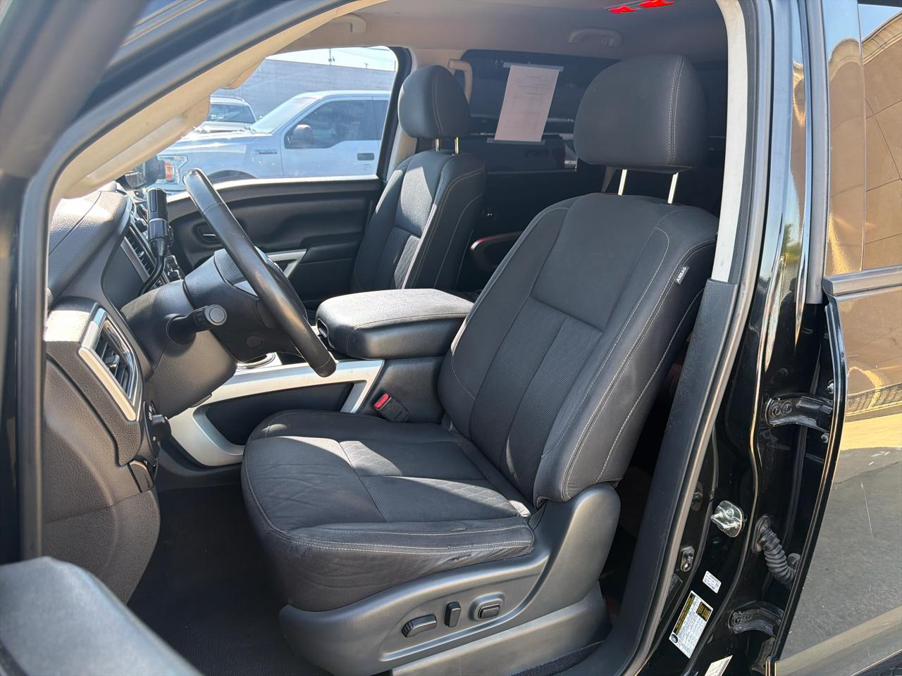 Nissan Titan 4x4 Crew Cab SV 2017
