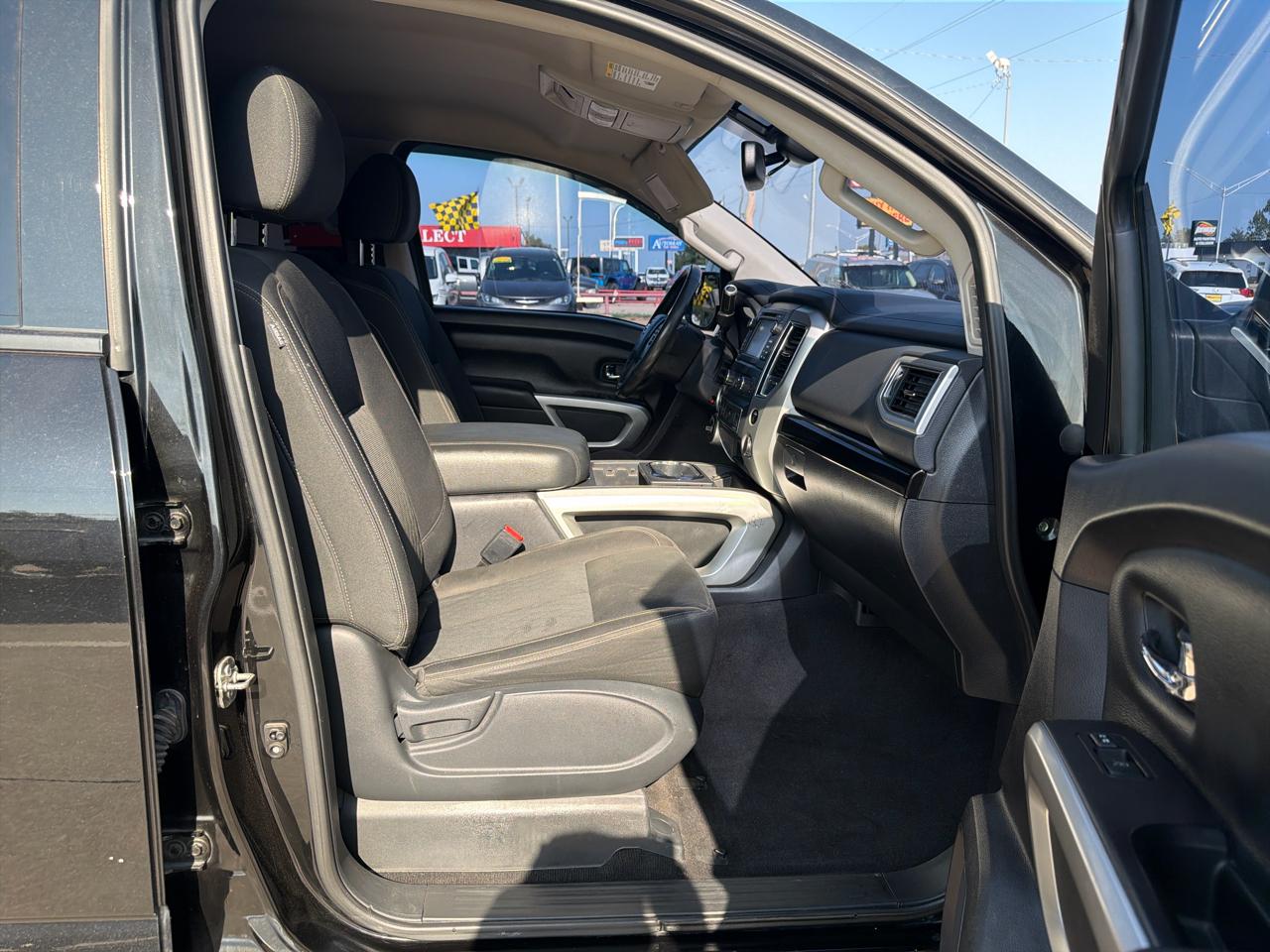 Nissan Titan 4x4 Crew Cab SV 2017