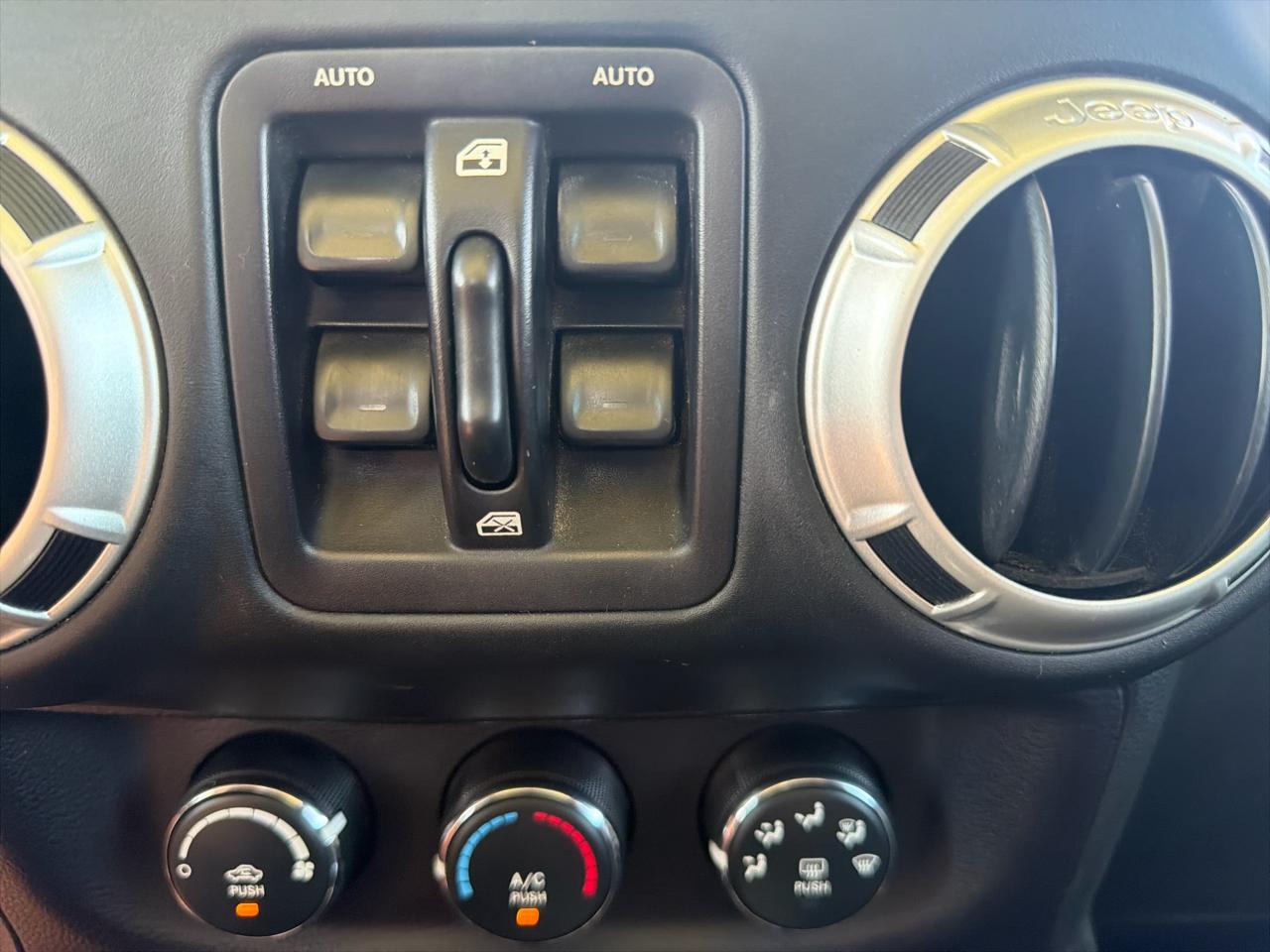 Jeep Wrangler Unlimited 4WD 4dr Sahara 2016