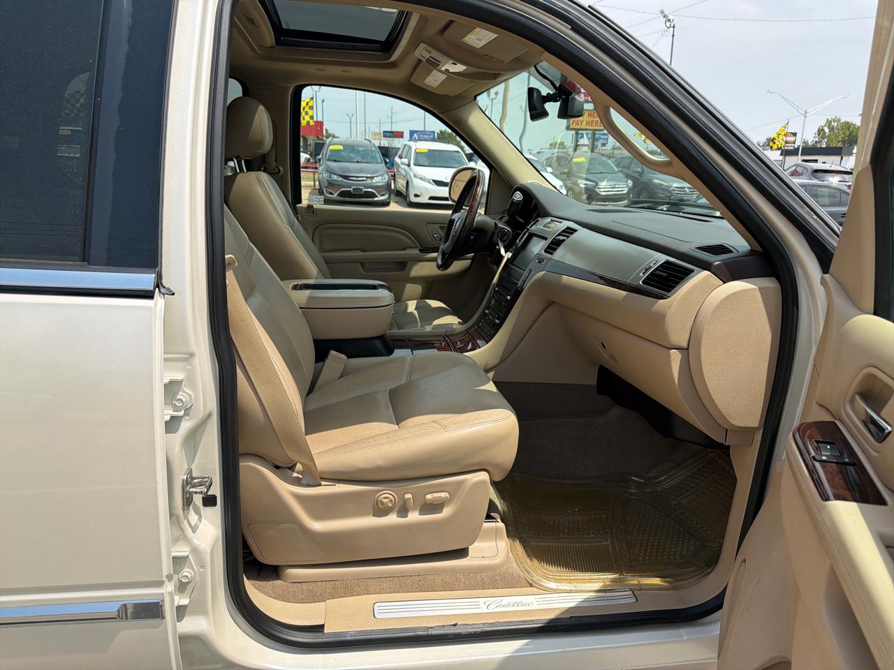 Cadillac Escalade 2WD 4dr Luxury 2012