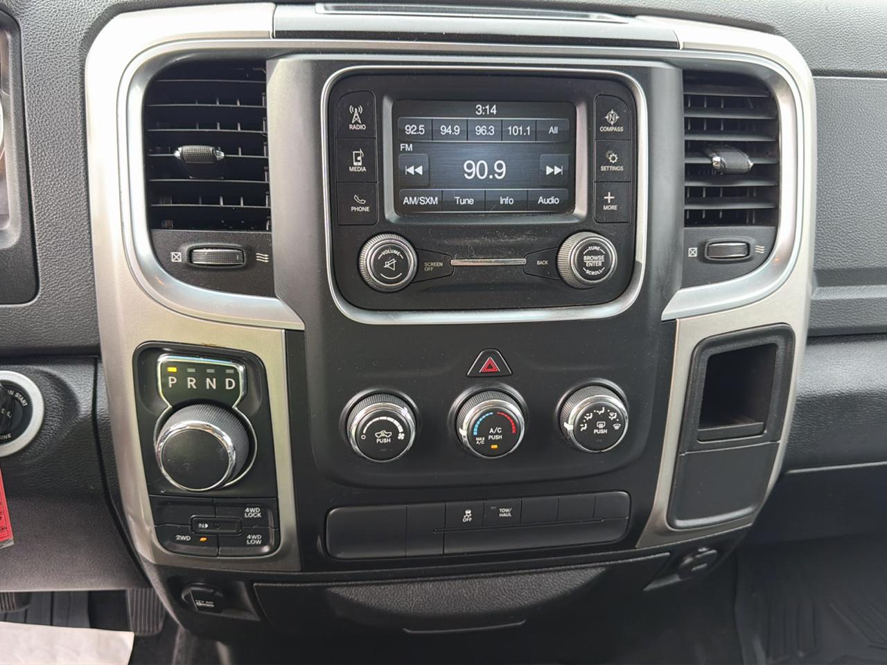 RAM 1500 Classic SLT 4x4 Crew Cab 6'4" Box 2020