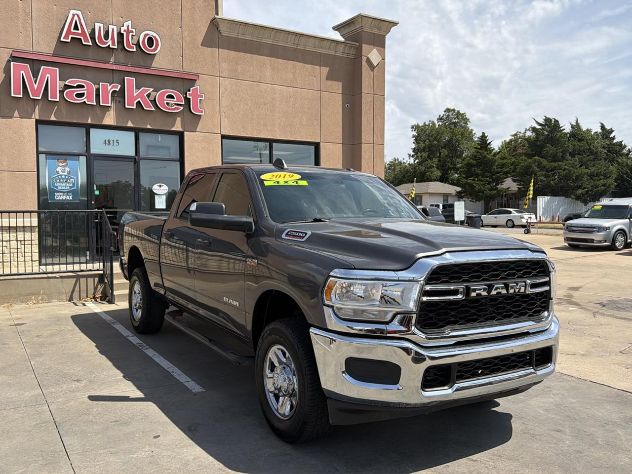 RAM 2500 Tradesman 4x4 Crew Cab 6'4" Box 2019