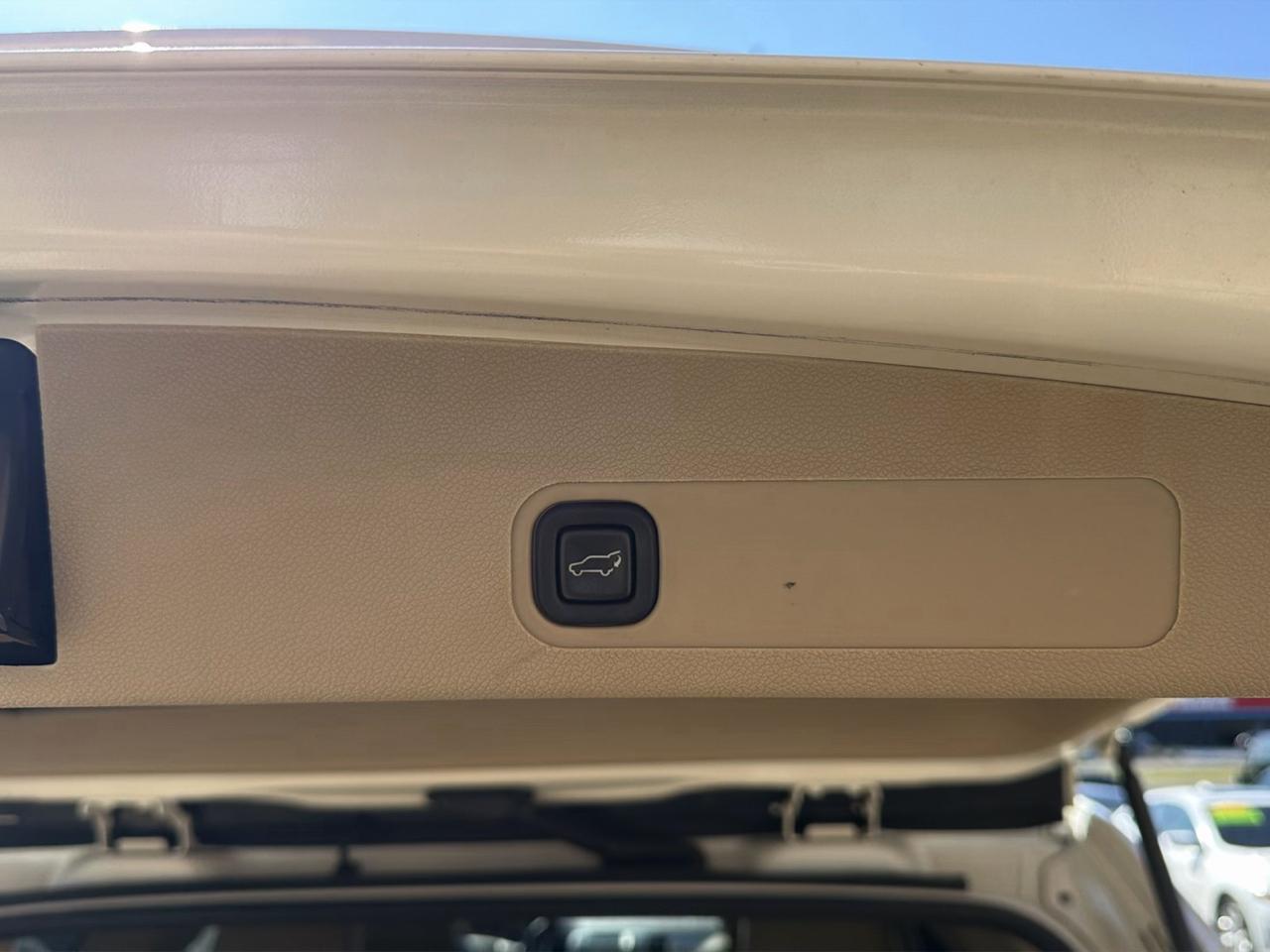 Cadillac Escalade 2WD 4dr Luxury 2012