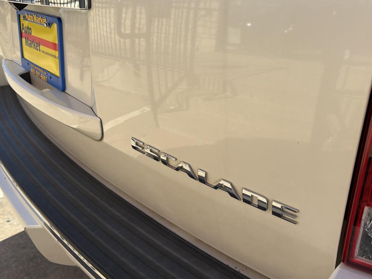 Cadillac Escalade 2WD 4dr Luxury 2012