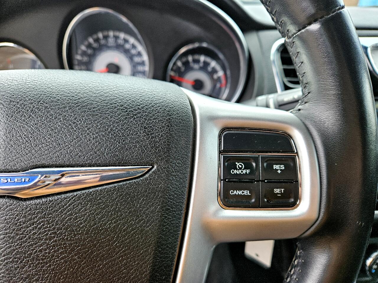 2013 Chrysler 200 Touring 19