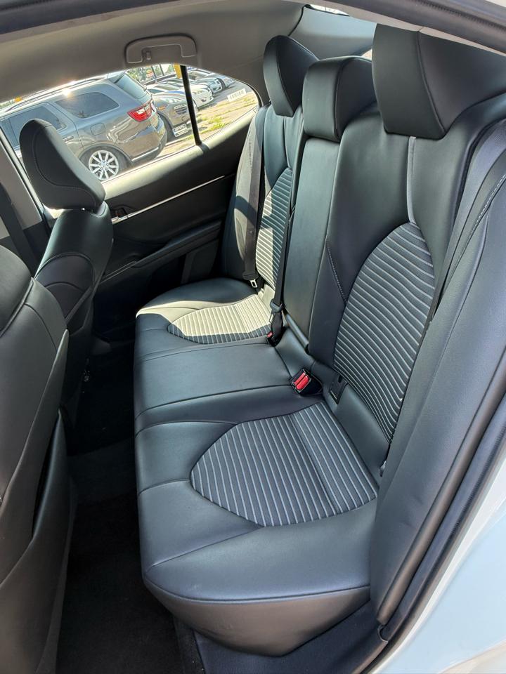 Toyota Camry SE 2021