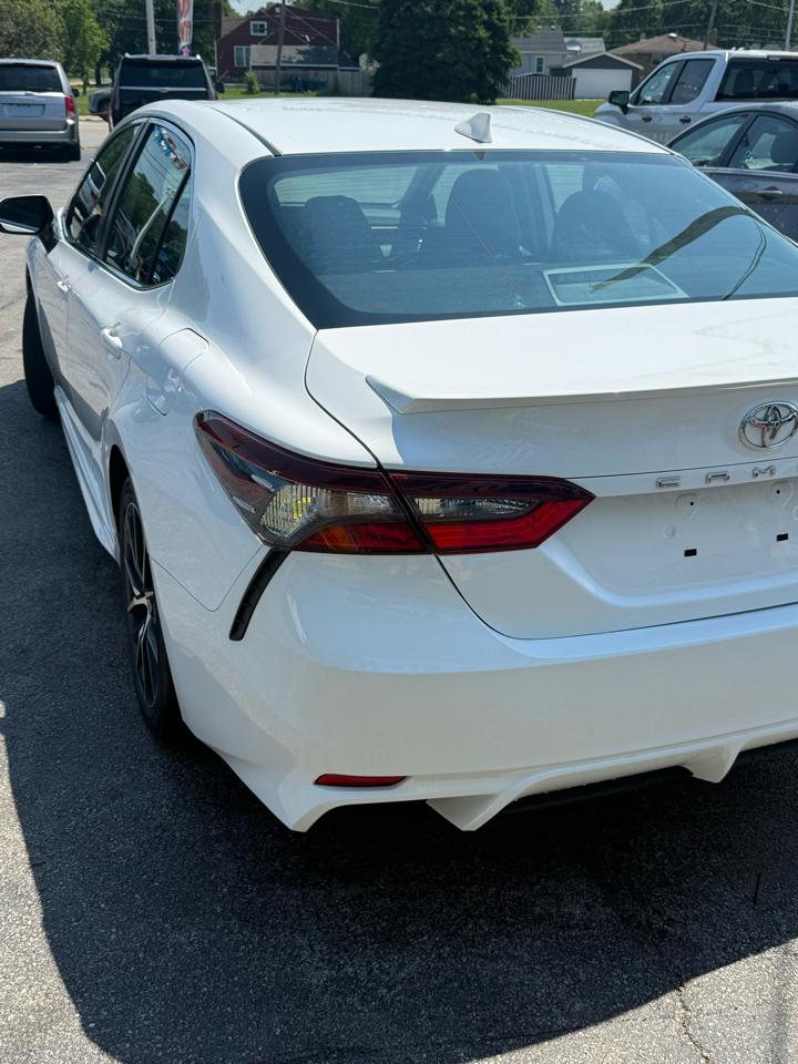 Toyota Camry SE 2021