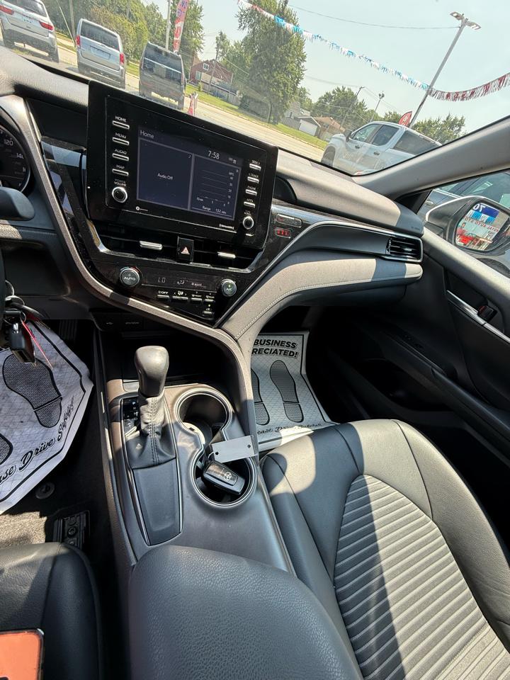 Toyota Camry SE 2021