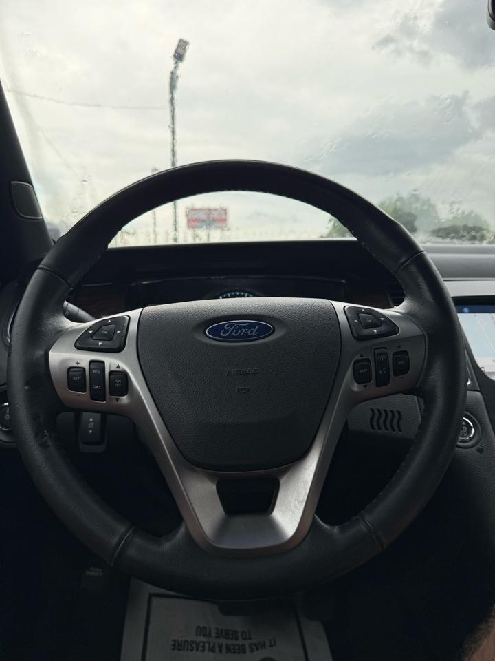 Ford Taurus Limited FWD 2016