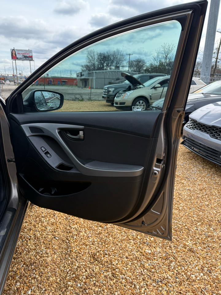 Hyundai Elantra SE 6AT 2015