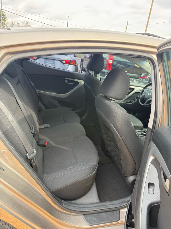 Hyundai Elantra SE 6AT 2015