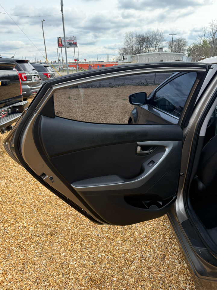 Hyundai Elantra SE 6AT 2015