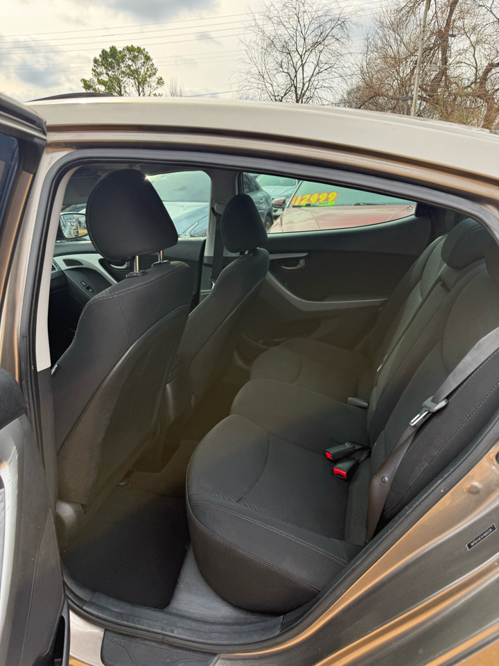 Hyundai Elantra SE 6AT 2015