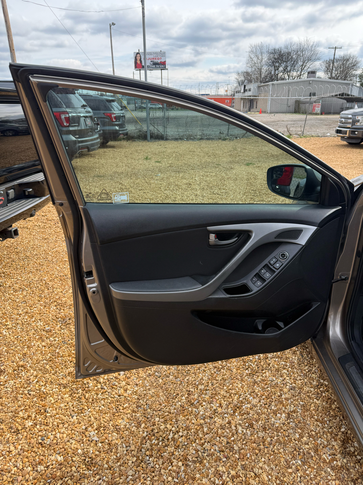 Hyundai Elantra SE 6AT 2015