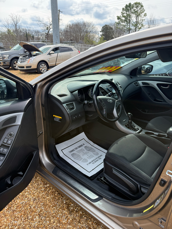 Hyundai Elantra SE 6AT 2015