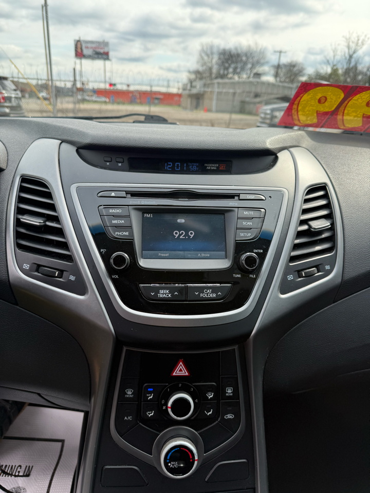 Hyundai Elantra SE 6AT 2015