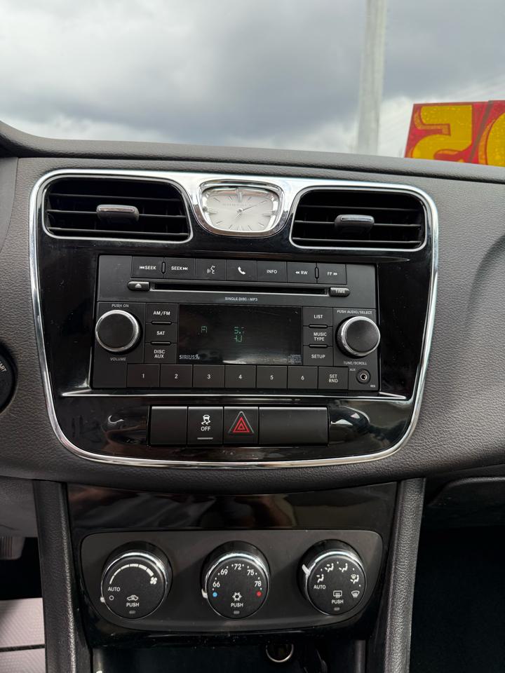 Chrysler 200 Touring 2011