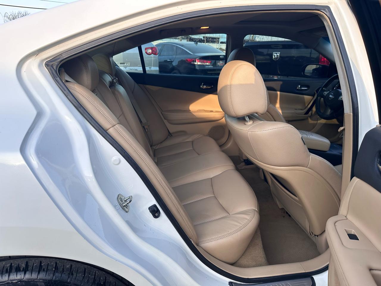 Nissan Maxima SV 2011