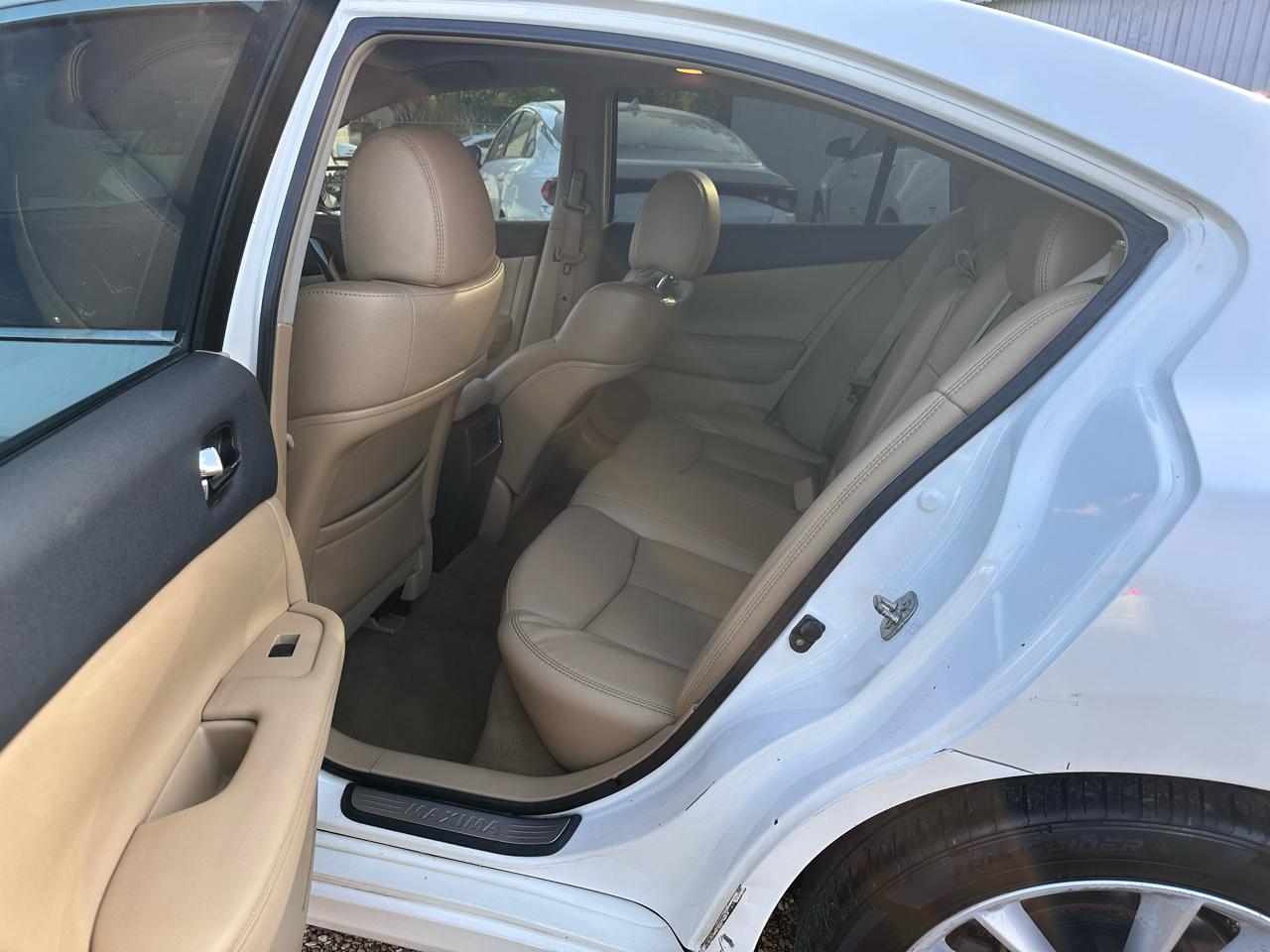 Nissan Maxima SV 2011