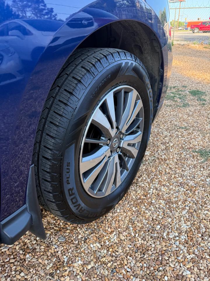 Nissan Pathfinder SV 2020