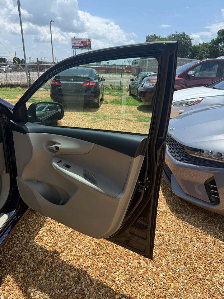 Toyota Corolla 4dr Sdn Auto LE (Natl) 2013