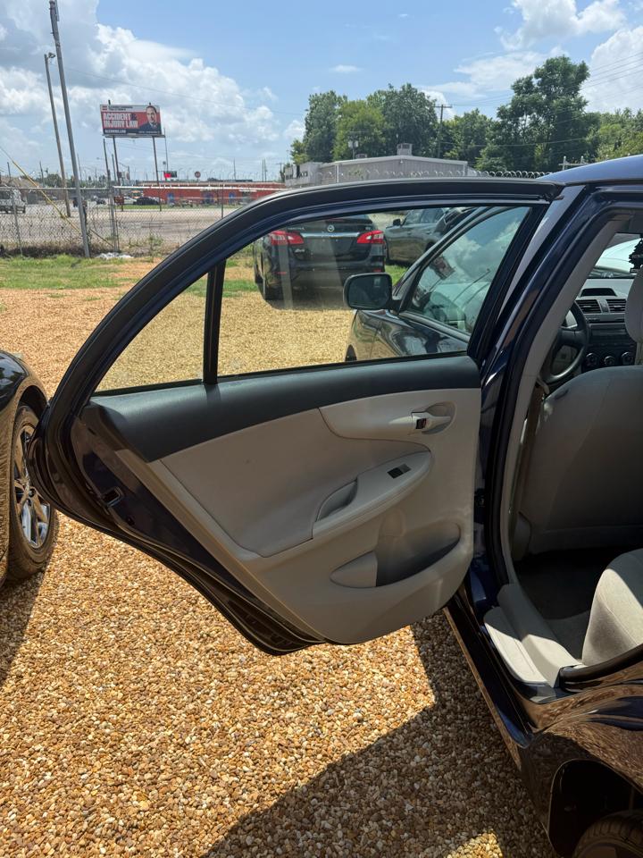 Toyota Corolla 4dr Sdn Auto LE (Natl) 2013