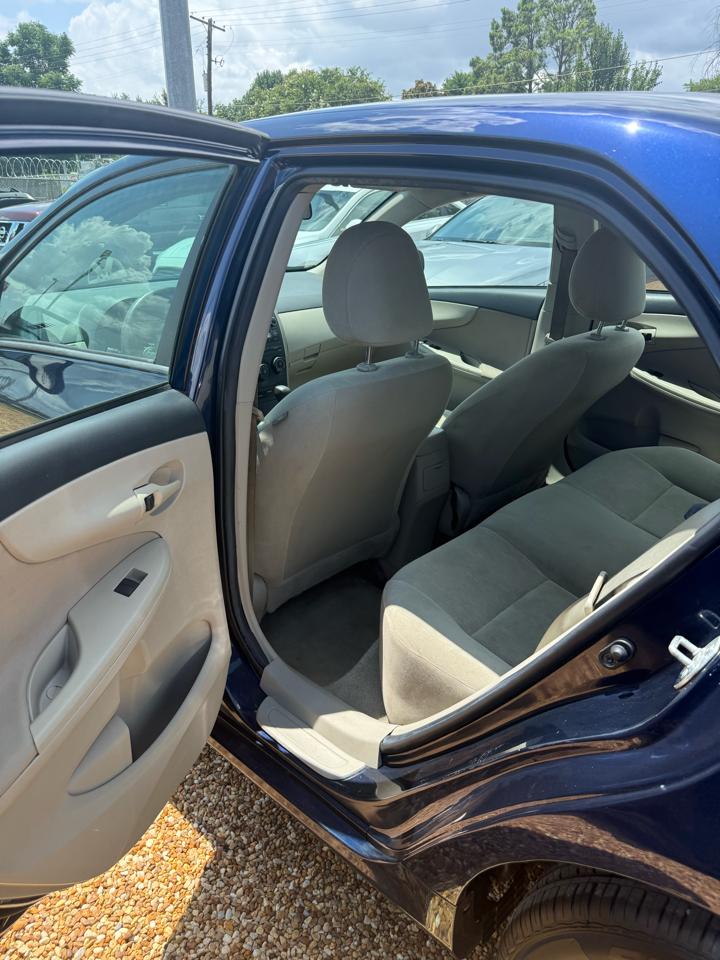 Toyota Corolla 4dr Sdn Auto LE (Natl) 2013