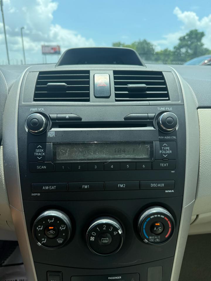 Toyota Corolla 4dr Sdn Auto LE (Natl) 2013