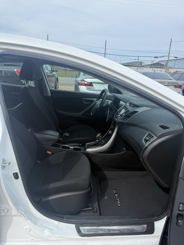Hyundai Elantra SE 6AT 2015