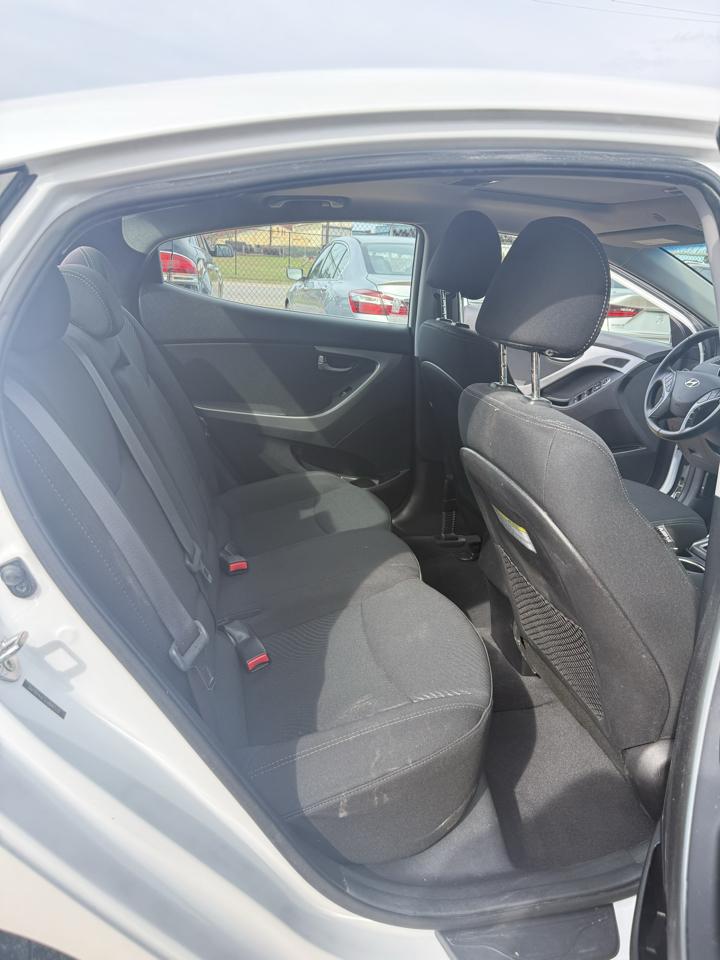 Hyundai Elantra SE 6AT 2015