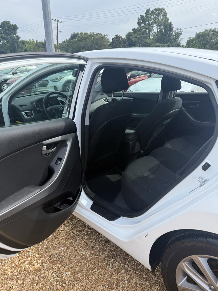 Hyundai Elantra SE 6AT 2015