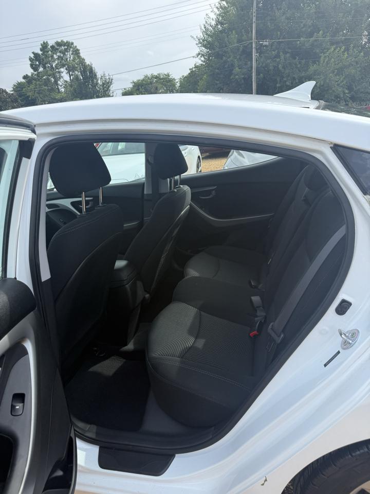 Hyundai Elantra SE 6AT 2015