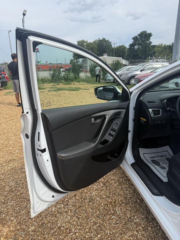 Hyundai Elantra SE 6AT 2015