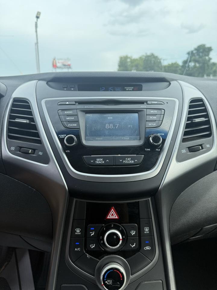 Hyundai Elantra SE 6AT 2015